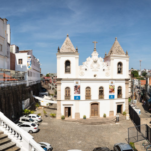 Rua do Couro à direita da foto, a Igreja da Barroquinha e a escadaria que dá acesso ao Teatro Gregório de Mattos. Foto: Fábio Marconi