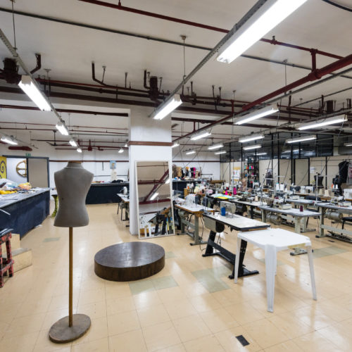 O Ateliê de Costura tem amplas mesas de costura, além de equipe especializada de modelistas, costureiras e aderecistas. Foto: Fábio Marconi