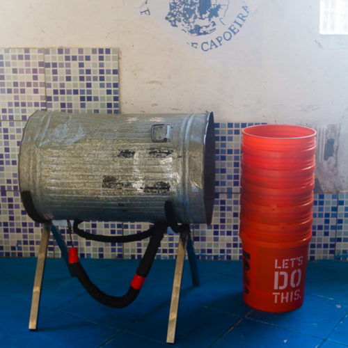 Instrumentos feitos de latas, latões, tonéis de plástico e baldes. Projeto Quabales Social, no Nordesde de Amaralina. Foto: Amanda Oliveira