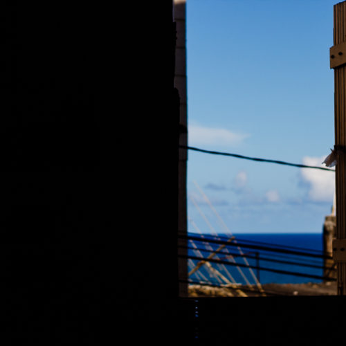 Da janelea, a vista para o mar... Projeto Quabales Social, no Nordesde de Amaralina. Foto: Amanda Oliveira