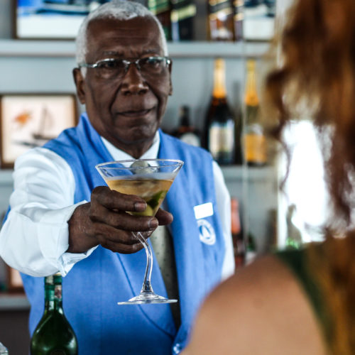 Orlando Alves Viana tem 45 anos sendo o responsável pelos drinks da casa. Restaurante Veleiro Yacht Club da Bahia. Barra, Salvador, Bahia. Foto: Amanda Oliveira.
