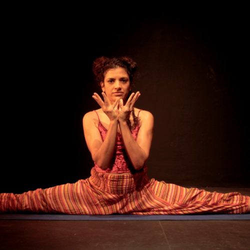 Prática de Yoga YoGamboa com Juli de Matos - Foto por Ale Nohvais
