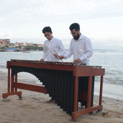 João Melo e Edwã Victor (instrumento Marimba)_Praia da Ribeira_crédito Amós Costa