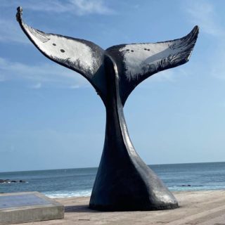 Esculturas celebram observação de baleias em Salvador